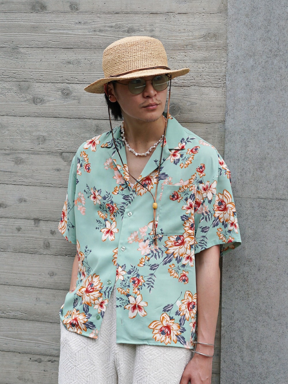 グリーン系のシャツ/ブラウス、ブラック系のハンドバッグ、ホワイト系のその他パンツを着用したメンズの夏コーディネートの3枚目の写真