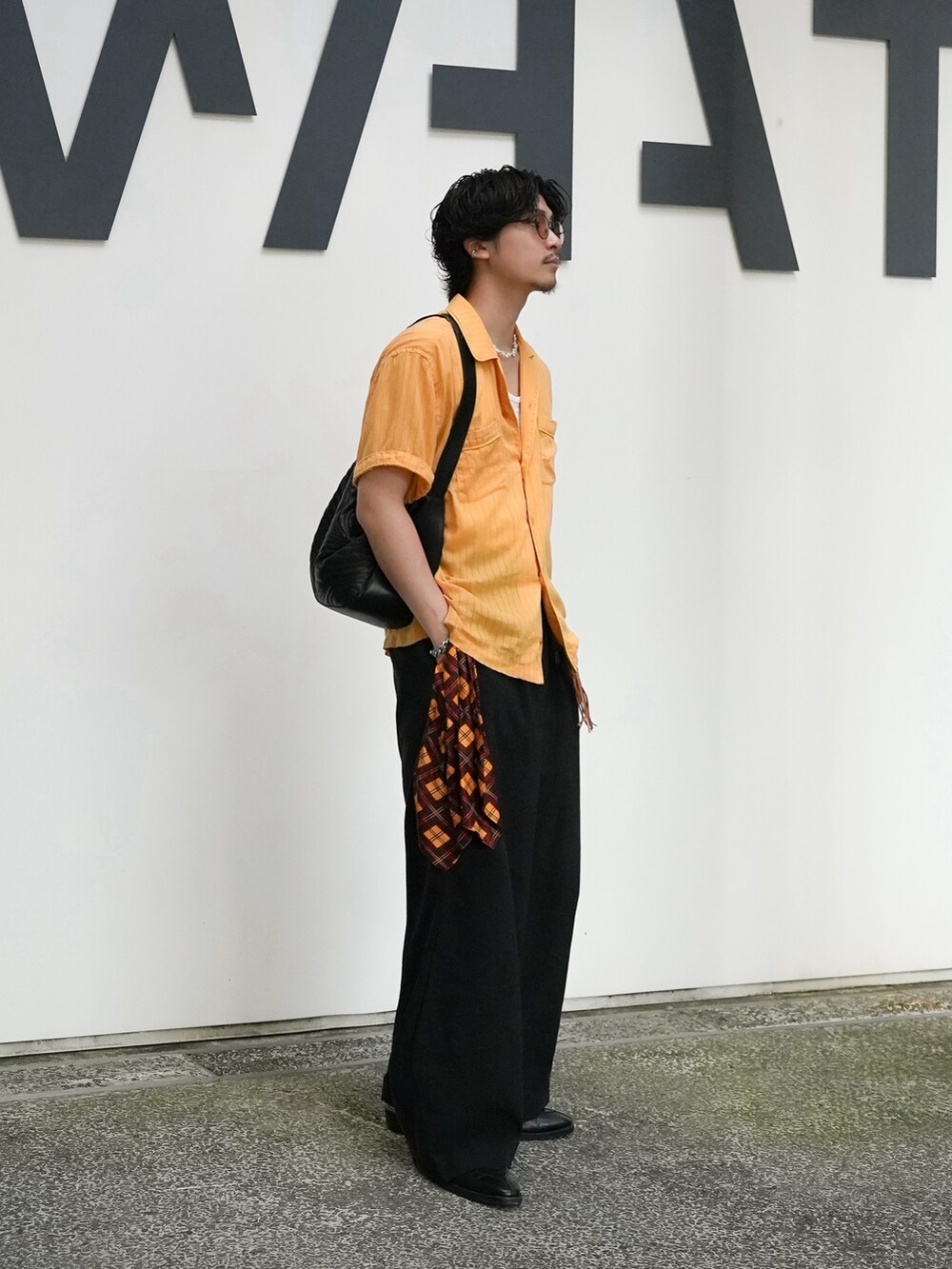 ブラック系のショルダーバッグ、ベージュ系のシャツ/ブラウス、ブラック系のスラックスを着用したメンズの夏コーディネートの3枚目の写真
