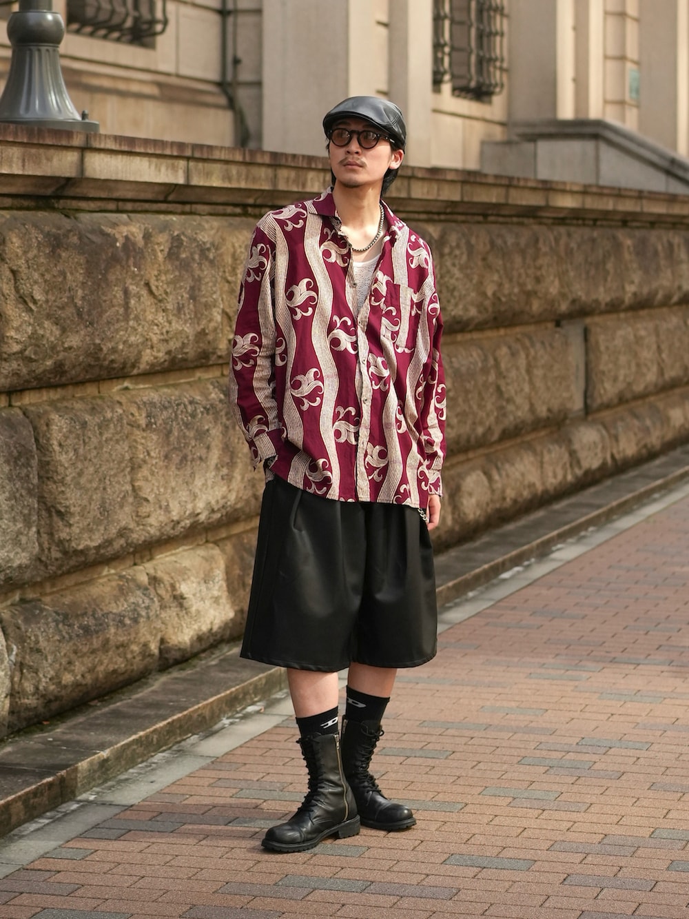 ブラック系のその他パンツ、ブラック系のブーツ、レッド系のシャツ/ブラウスを着用したメンズの夏コーディネートの2枚目の写真