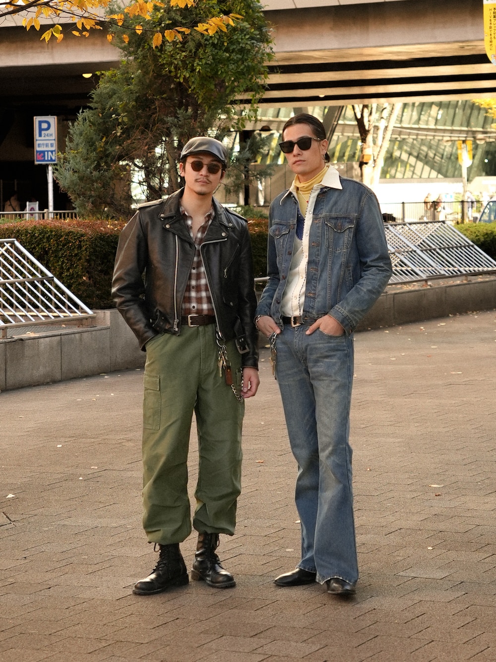 グリーン系のカーゴパンツ、ブラック系のブーツ、ブラック系のライダースジャケットを着用したメンズの冬コーディネートの4枚目の写真