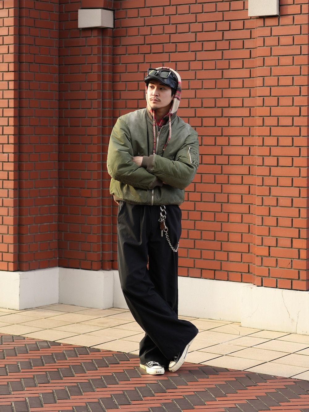 ブラック系のスラックス、ブラック系のスニーカー、グリーン系のMA-1を着用したメンズの冬コーディネートの3枚目の写真