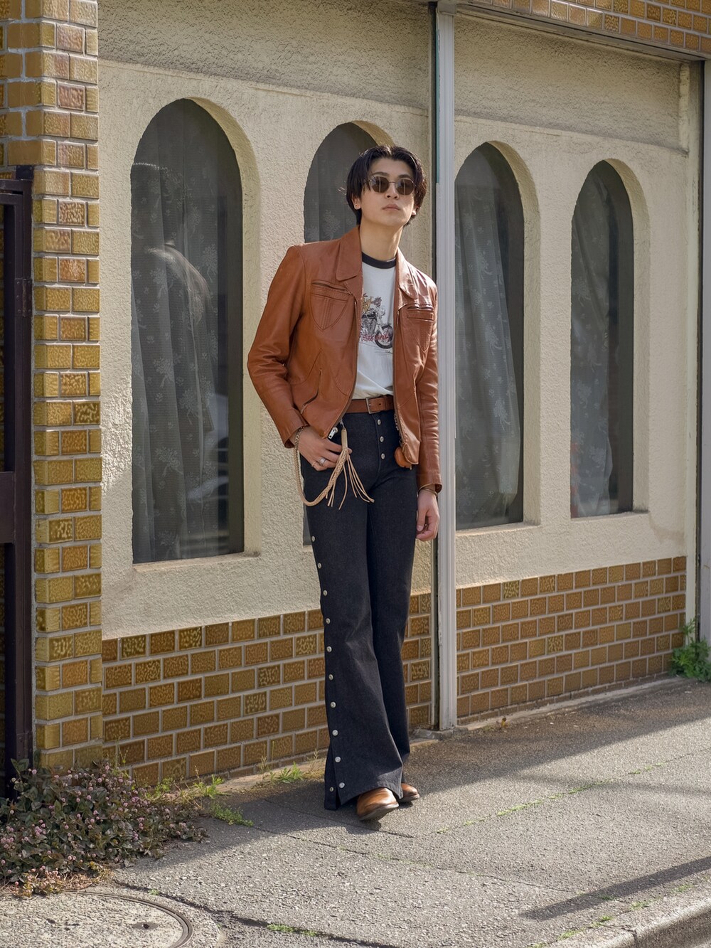 「デニム、リンガーTシャツ、フレアパンツ、タックイン、古着MIX、休日スタイル、70'sコーデ、ローファー、シンプルコーデ、ジャケット、春夏コーデ、Coming soon…、春コーデ、大人カジュアル、春アウター」|「SHIKITARIのインスタのハイライトから飛べます👌(デニムパンツ、ブラック系)」を使った、Takeru.さん(メンズ・179cm)の春コーディネートの2枚目の写真
