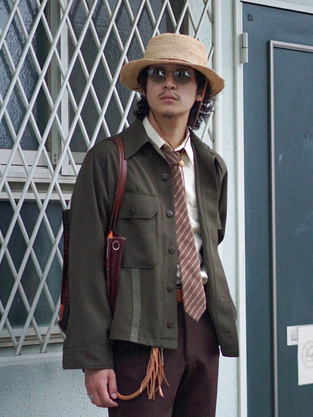 ブラウン系のスラックス、その他のトートバッグ、ブラウン系のドレスシューズを着用したメンズの秋コーディネートの3枚目の写真