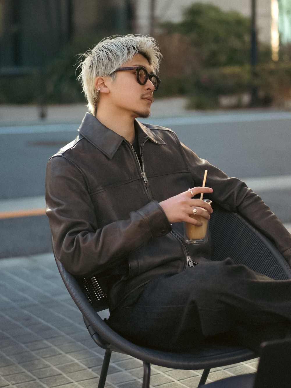 ブラック系のデニムパンツ、レッド系のボストンバッグ、ブラック系のブーツを着用したメンズの冬コーディネートの2枚目の写真