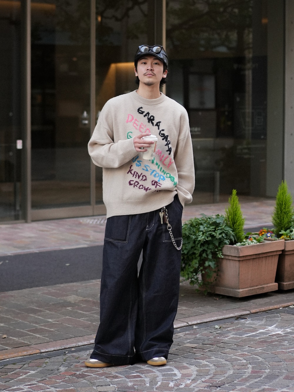 ブルー系のその他パンツ、ホワイト系のスニーカー、その他のニット/セーターを着用したメンズの春コーディネートの3枚目の写真