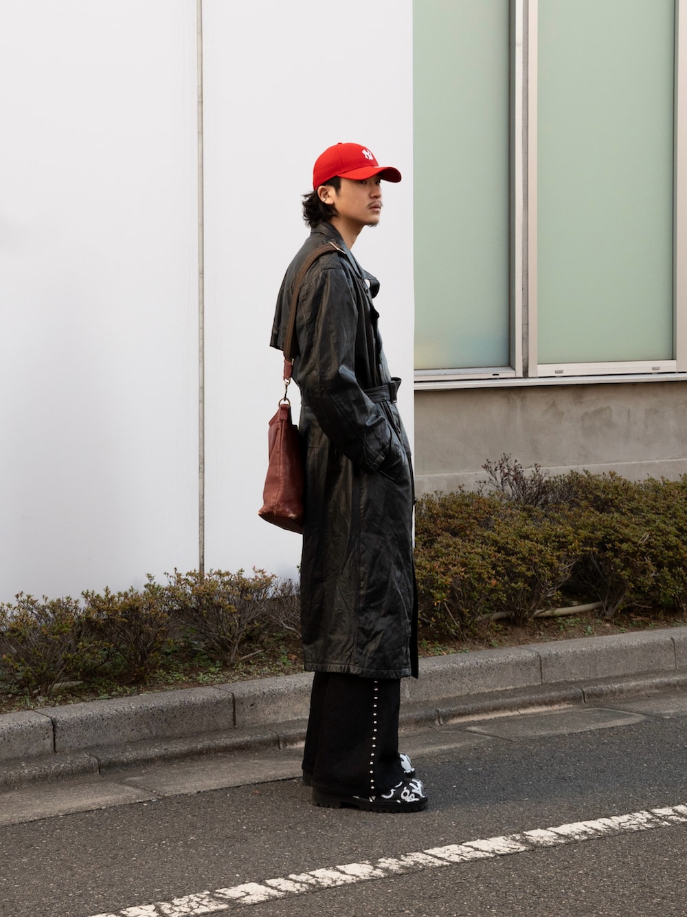 ブラック系のブーツ、ブラック系のデニムパンツ、ブラック系のジャケット/アウターを着用したメンズの冬コーディネートの2枚目の写真