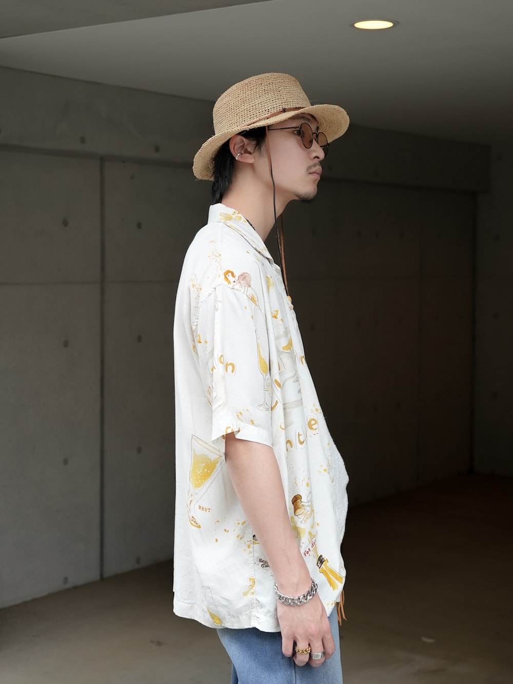 ブルー系のデニムパンツ、ホワイト系のシャツ/ブラウス、グレー系のシャツ/ブラウスを着用したメンズの夏コーディネートの2枚目の写真