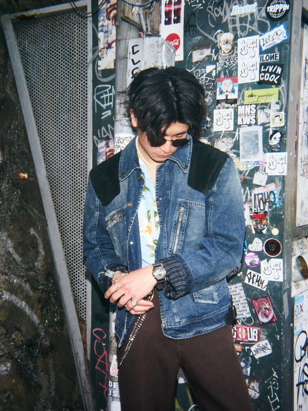 ブラウン系のデニムパンツ、ブラック系のドレスシューズ、ブルー系のシャツ/ブラウスを着用したメンズの春コーディネートの4枚目の写真