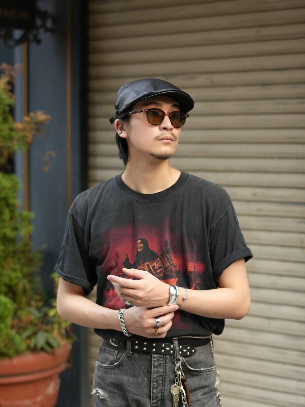 「お出かけコーデ、古着MIX、アツいコーデ全部見せ、夏コーデ、夏だ!Tシャツ着よう!、夏、ハンチング帽、サングラス、バンドT、デニムパンツ、ダメージデニムパンツ、タックイン、黒Tシャツ、休日スタイル、大人カジュアル」|「Ozzy Osbourneの90's 辺り(Tシャツ/カットソー、ブラック系)」を使った、Takeru.さん(メンズ・179cm)の夏コーディネートの2枚目の写真