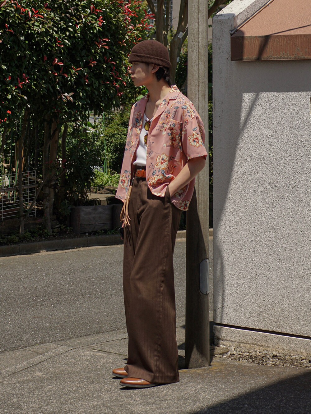 ブラウン系のスラックス、ブラウン系のドレスシューズ、ピンク系のシャツ/ブラウスを着用したメンズの夏コーディネートの2枚目の写真