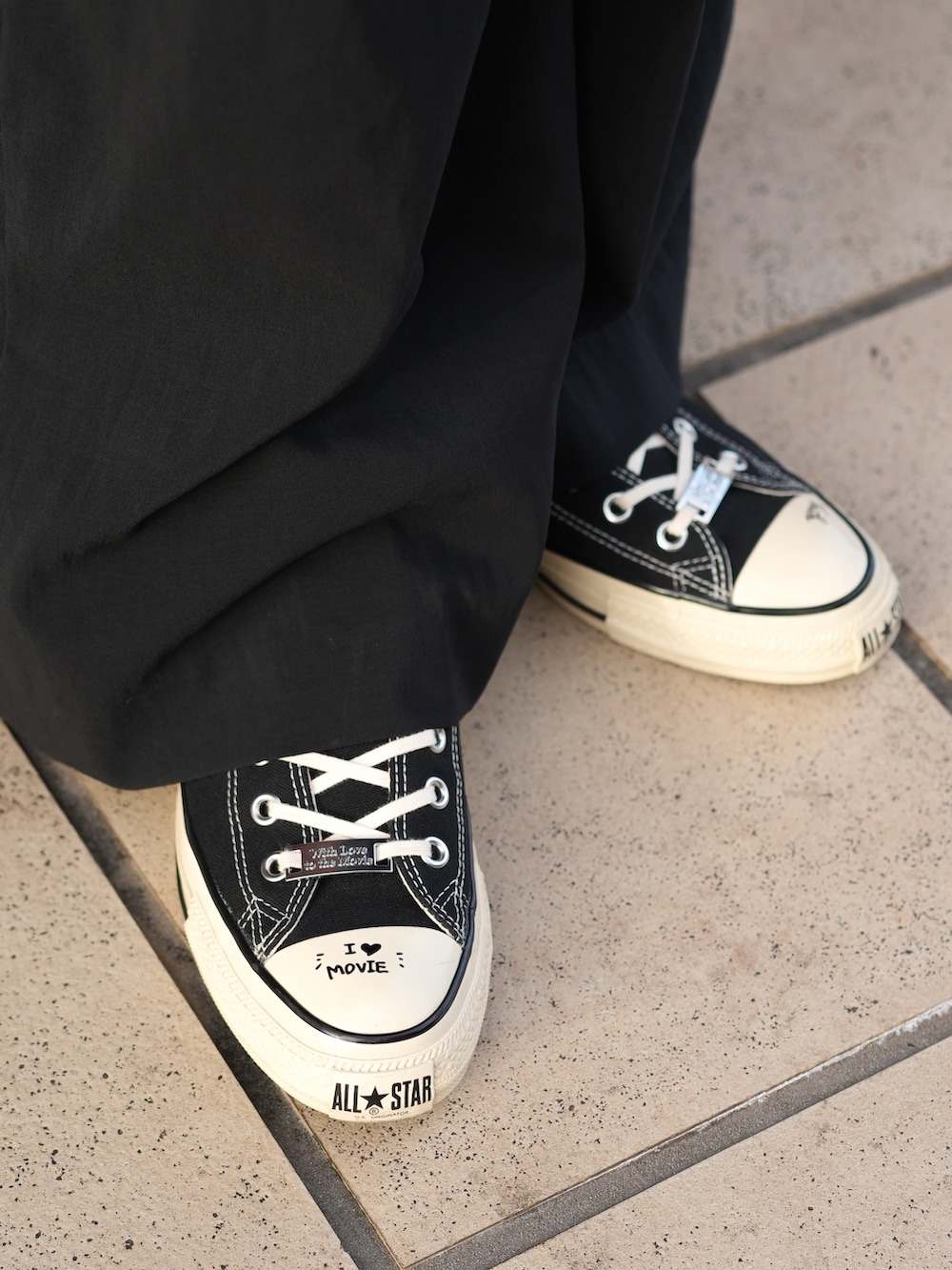 ブラック系のスラックス、ブラック系のスニーカー、グリーン系のMA-1を着用したメンズの冬コーディネートの4枚目の写真