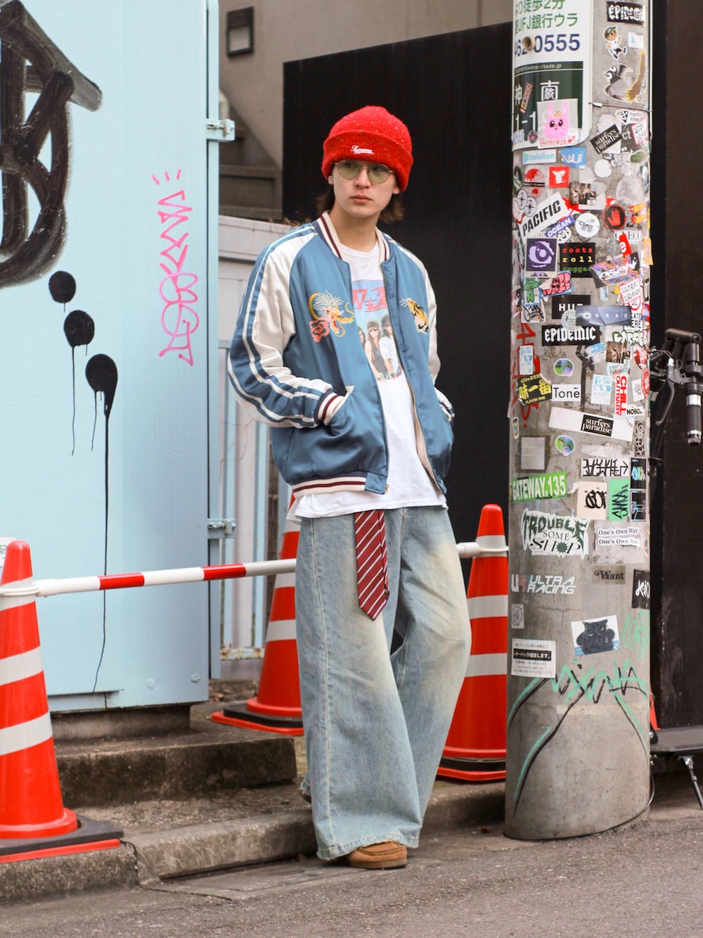 ブルー系のデニムパンツ、ブラウン系のブーツ、ホワイト系のTシャツ/カットソーを着用したメンズの冬コーディネートの5枚目の写真