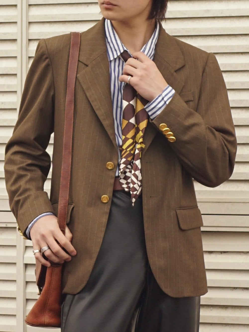 ブラック系のその他パンツ、ブラック系のシューズ、グリーン系のテーラードジャケットを着用したメンズの春コーディネートの3枚目の写真