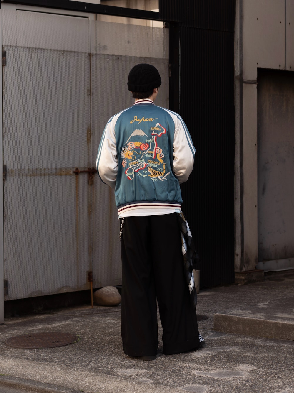 ブラック系のその他パンツ、ブラック系のブーツ、ブルー系のスカジャンを着用したメンズの春コーディネートの3枚目の写真