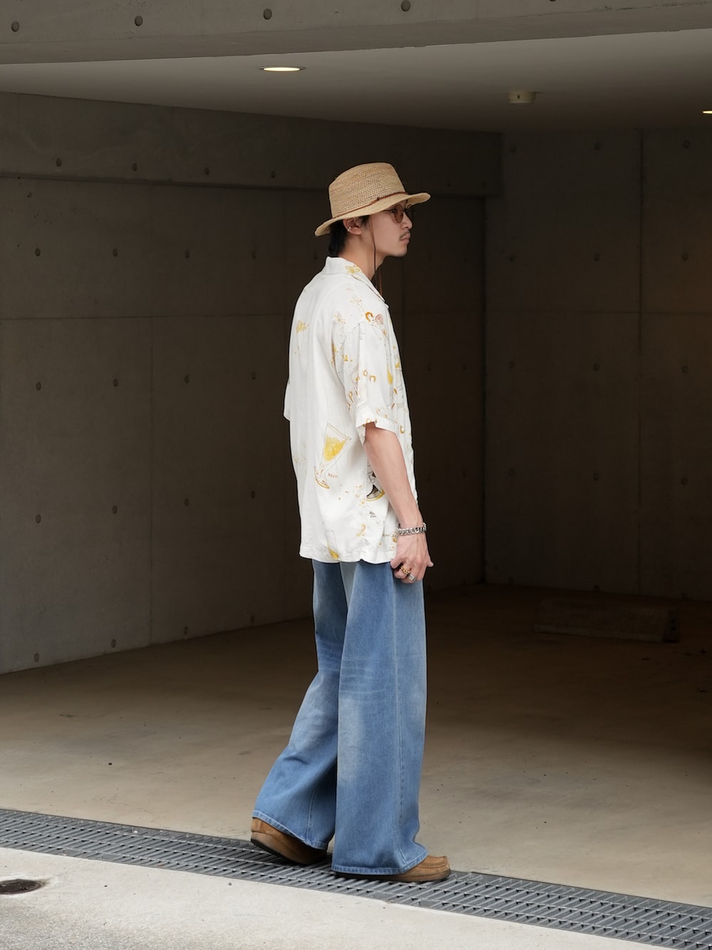 ブルー系のデニムパンツ、ホワイト系のシャツ/ブラウス、グレー系のシャツ/ブラウスを着用したメンズの夏コーディネートの3枚目の写真