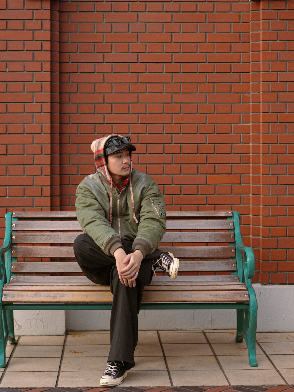 ブラック系のスラックス、ブラック系のスニーカー、グリーン系のMA-1を着用したメンズの冬コーディネートの5枚目の写真