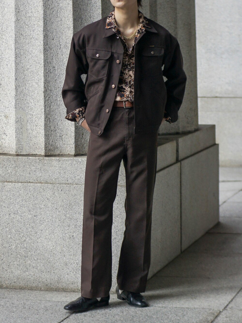 ブラウン系のデニムパンツ、ブラウン系のブルゾン、グリーン系のシャツ/ブラウスを着用したメンズの秋コーディネートの3枚目の写真