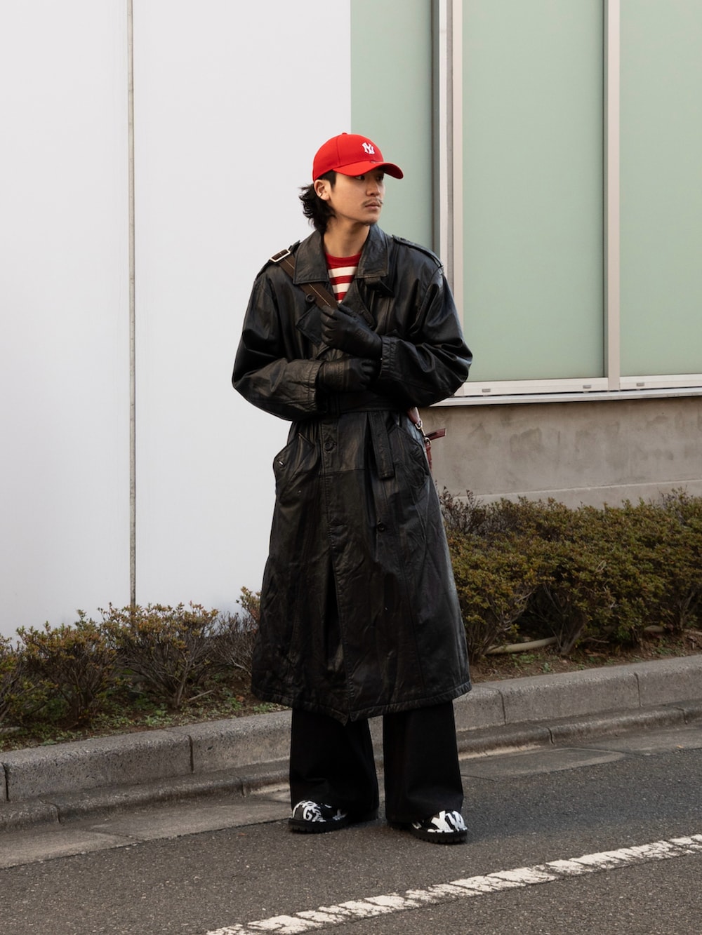 ブラック系のブーツ、ブラック系のデニムパンツ、ブラック系のジャケット/アウターを着用したメンズの冬コーディネートの3枚目の写真