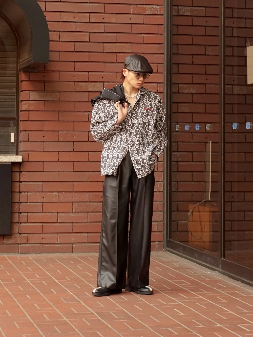 ブラック系のブルゾン、ホワイト系のシャツ/ブラウス、ブラック系のその他パンツを着用したメンズの秋コーディネートの2枚目の写真