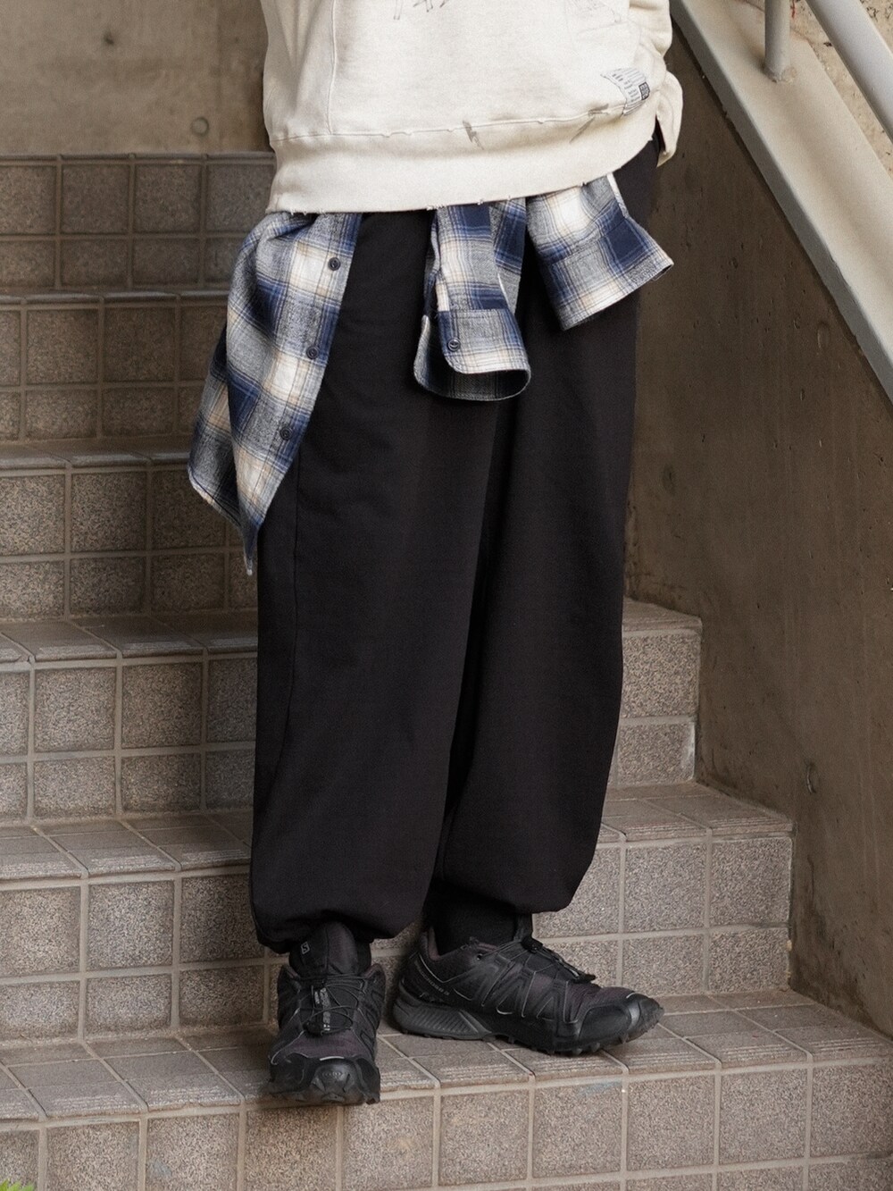 ブラック系のスウェットパンツ、ホワイト系のスウェット、ブルー系のシャツ/ブラウスを着用したメンズの春コーディネートの3枚目の写真