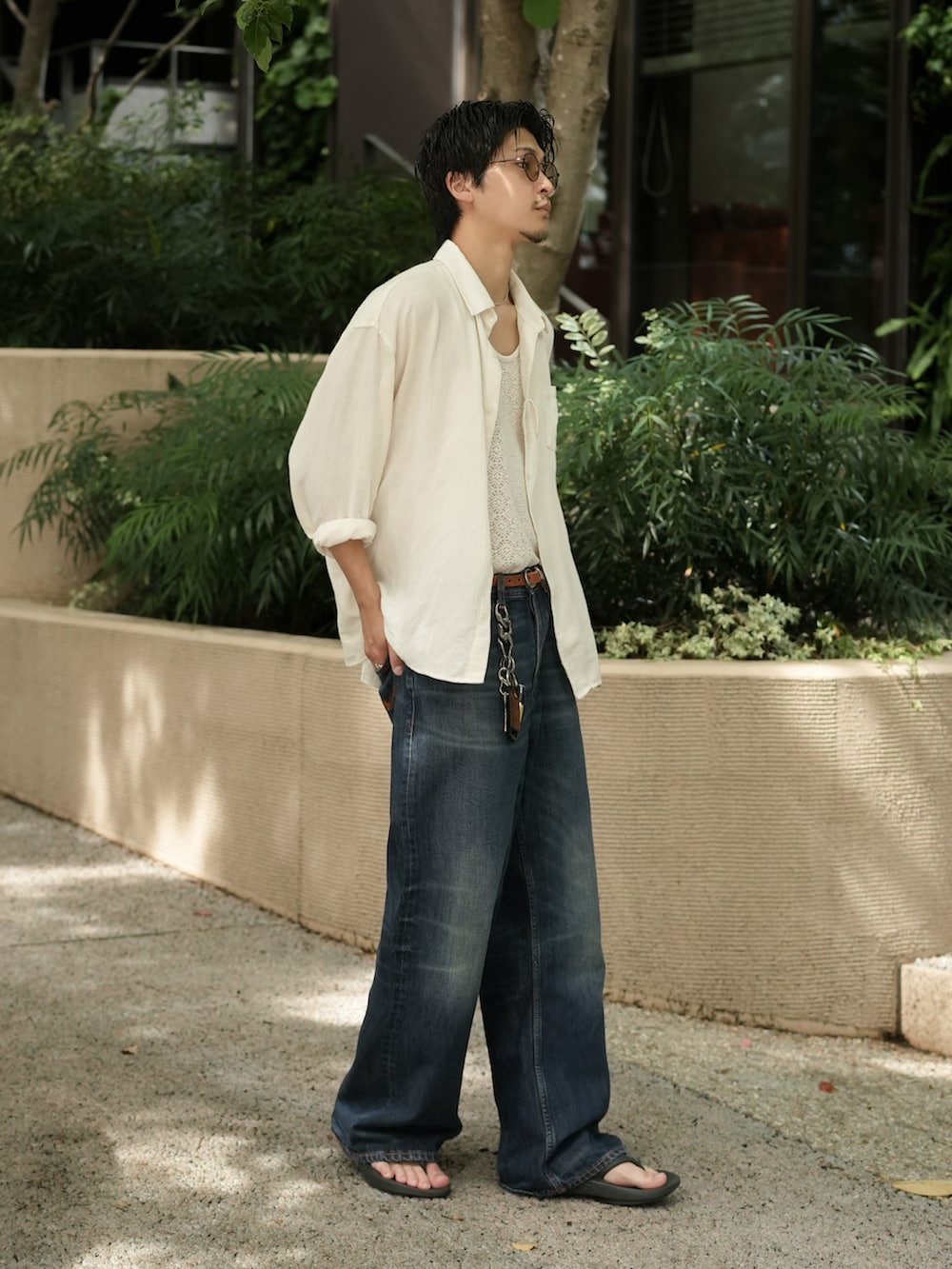 ホワイト系のシャツ/ブラウス、ブルー系のデニムパンツ、ブラック系のサンダルを着用したメンズの夏コーディネートの5枚目の写真
