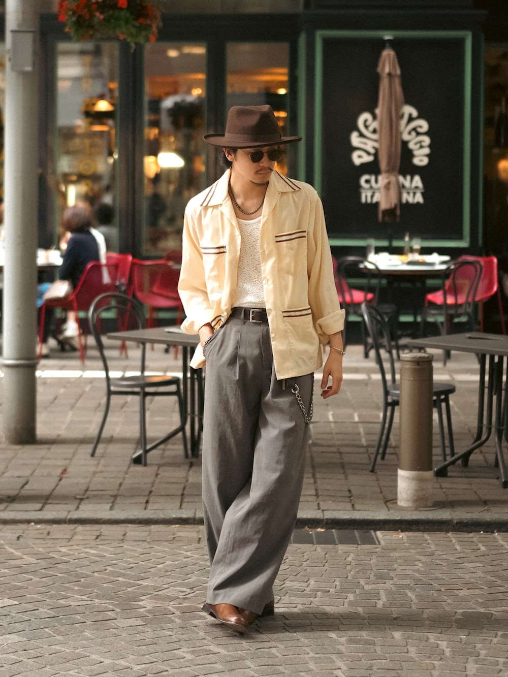 ベージュ系のシャツ/ブラウス、ホワイト系のシャツ/ブラウス、グレー系のスラックスを着用したメンズの春コーディネートの5枚目の写真