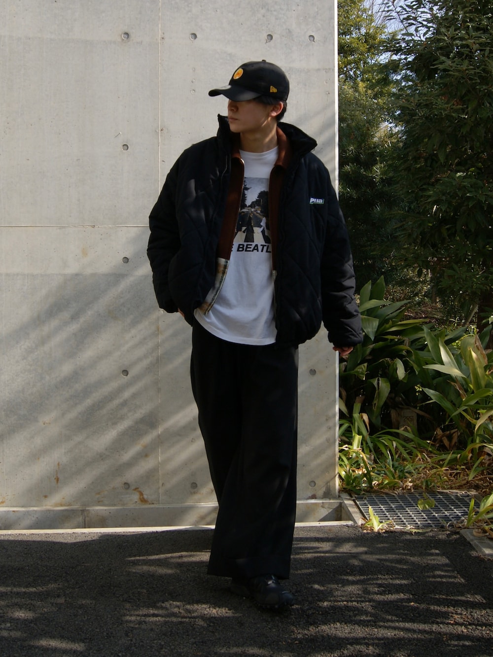 ブラック系のその他パンツ、ブラック系のスニーカー、ホワイト系のTシャツ/カットソーを着用したメンズの冬コーディネートの2枚目の写真