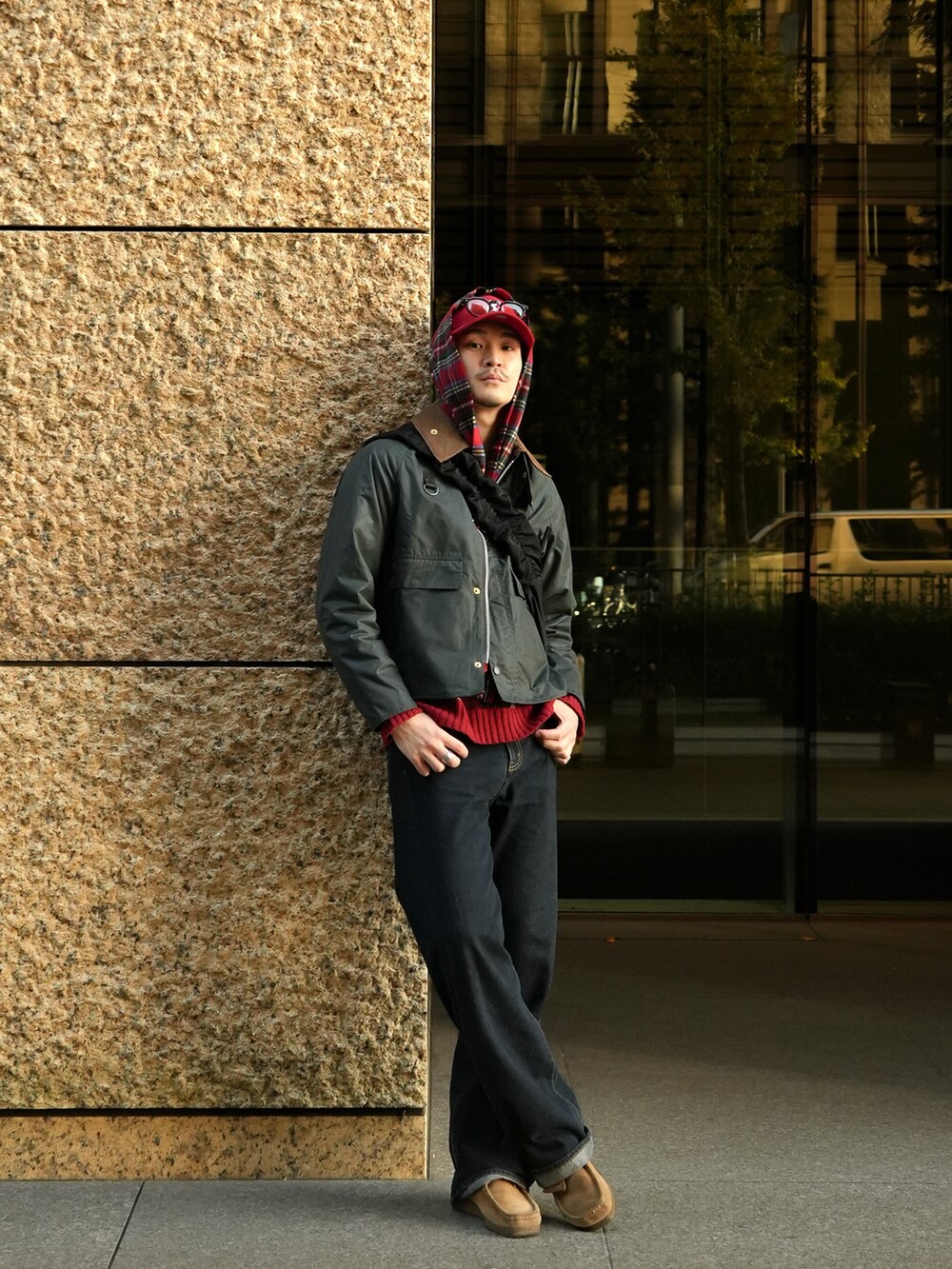 ブルー系のデニムパンツ、ブラウン系のブーツ、グリーン系のその他アウターを着用したメンズの冬コーディネートの5枚目の写真