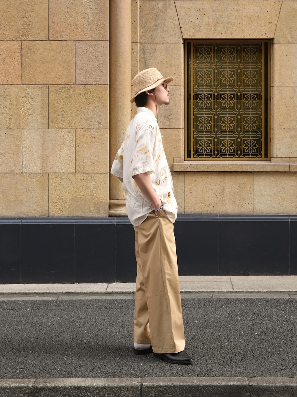 グレー系のシャツ/ブラウス、ベージュ系のチノパンツ、ブラック系のスリッポンを着用したメンズの夏コーディネートの3枚目の写真