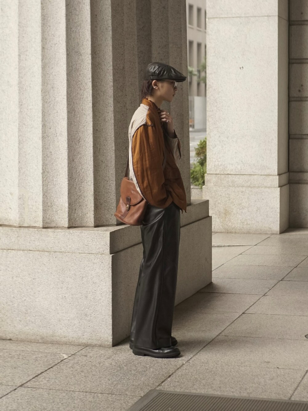 イエロー系のブルゾン、ブラウン系のショルダーバッグ、ブラック系のその他パンツを着用したメンズの秋コーディネートの2枚目の写真