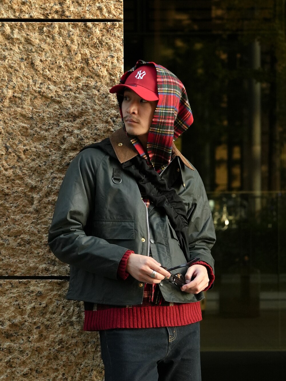 ブルー系のデニムパンツ、ブラウン系のブーツ、グリーン系のその他アウターを着用したメンズの冬コーディネートの2枚目の写真