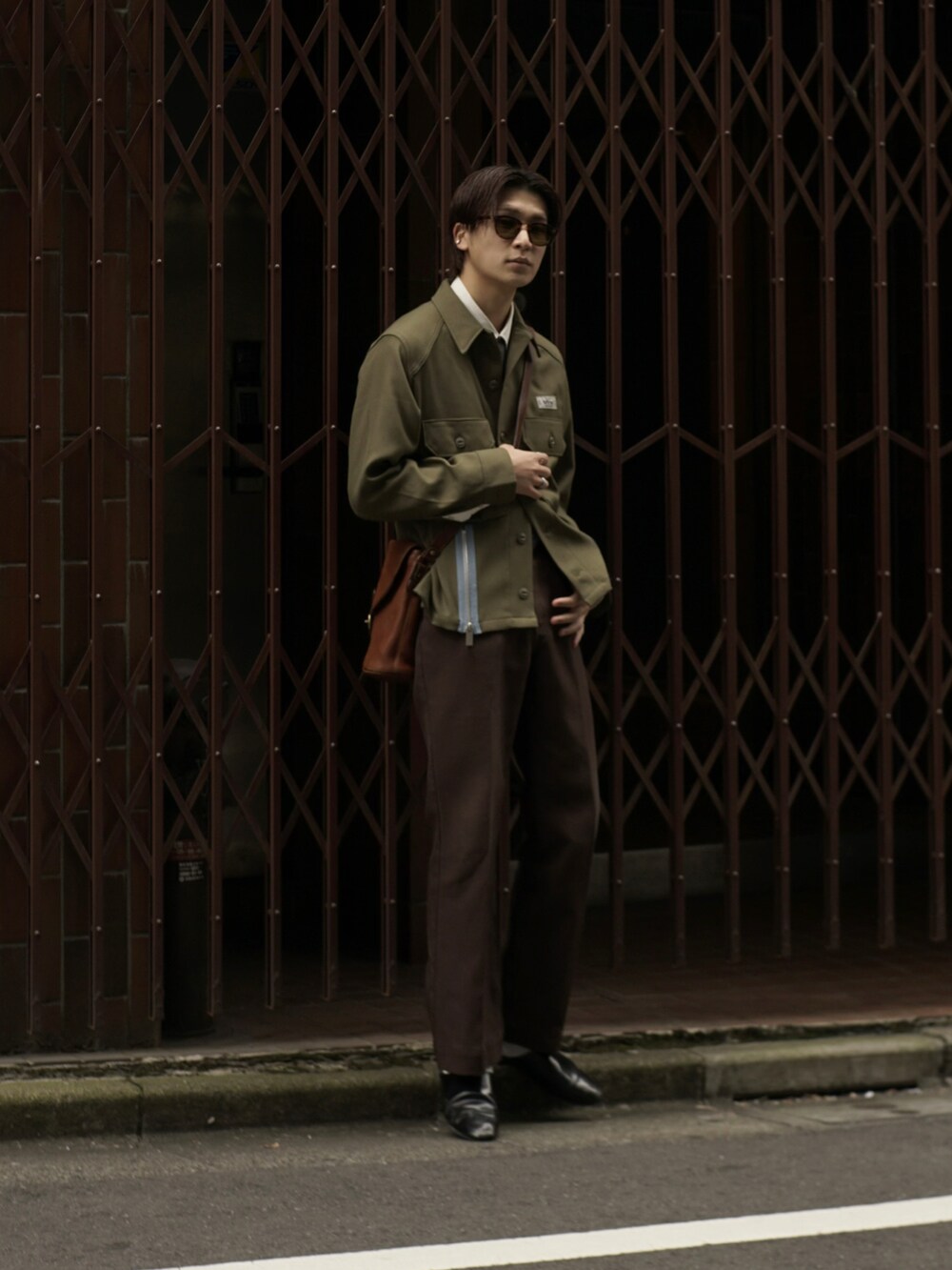 「オトナカジュアル、ジャケットスタイル、ミリタリー、レイヤードスタイル、秋冬コーデ、古着MIX、冬コーデ、サングラス、ootd、シャツスタイル、ネクタイ、フレアパンツ、クラシカル、ショルダーバッグ、アメカジコーデ」｜「Levi'sの70s スタプレ（デニムパンツ、ブラウン系）」を使った、Takeru.さん（メンズ・177cm）の秋コーディネートの2枚目の写真
