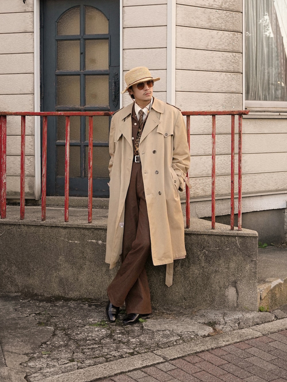 ブラウン系のデニムジャケット、ブラウン系のデニムパンツ、ゴールド系のカーディガン/ボレロを着用したメンズの冬コーディネートの3枚目の写真