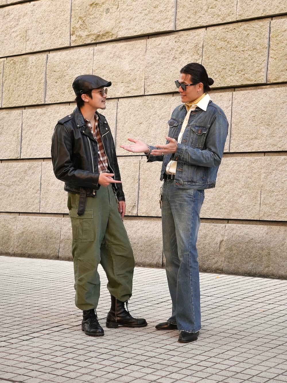 グリーン系のカーゴパンツ、ブラック系のブーツ、ブラック系のライダースジャケットを着用したメンズの冬コーディネートの3枚目の写真