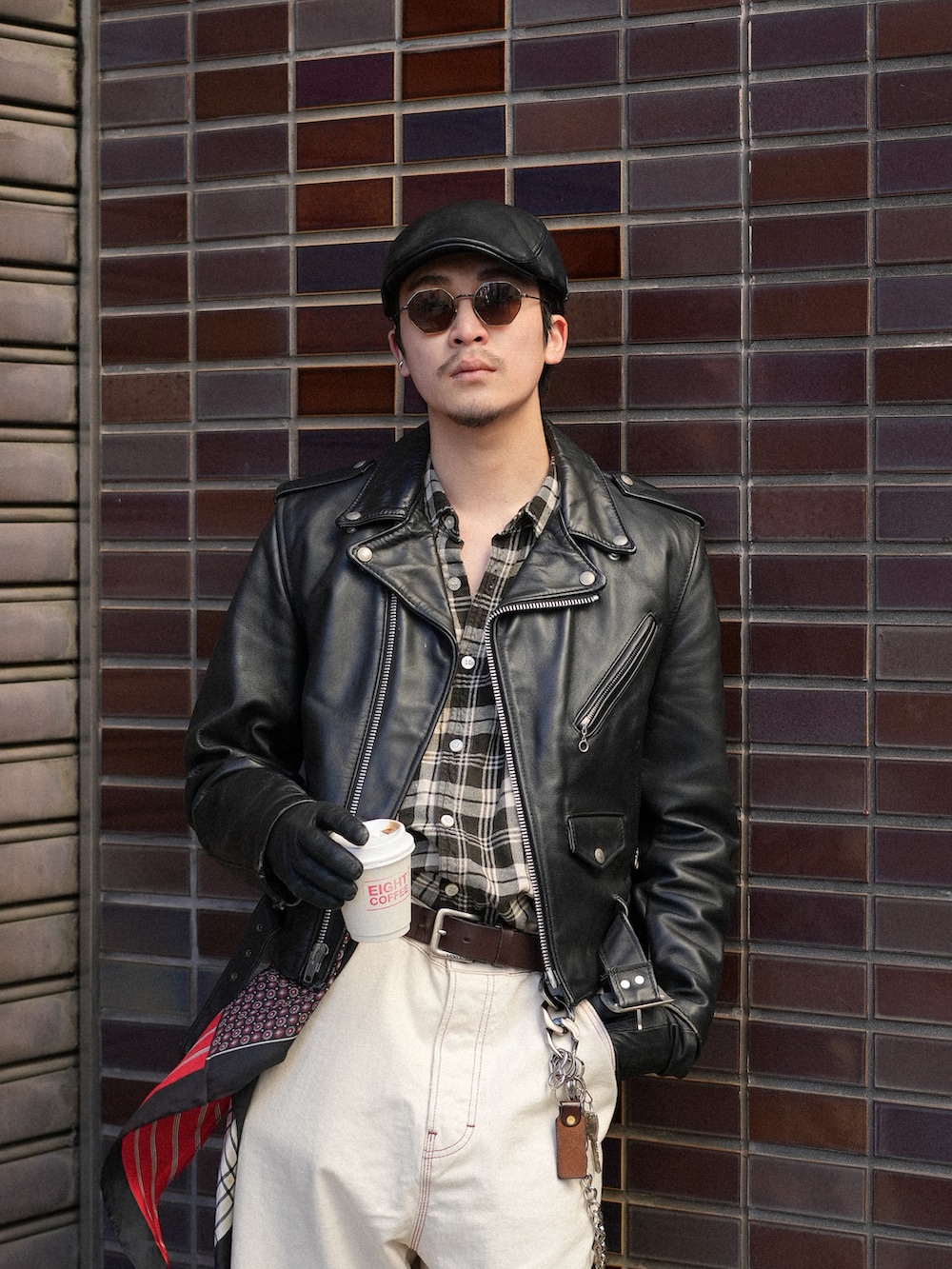 「真冬のあったかスタイル、古着MIX、ライダース、レザー、大人カジュアル、休日スタイル、白パンツ、デニム、白デニム、お出かけコーデ、ハンチング帽、サングラス、スカーフ、レイヤードスタイル、冬アウター」｜「DIESELのメンズ デニム ルーズ ストレート D-LIVERY L.32（デニムパンツ、ホワイト系）」を使った、Takeru.さん（メンズ・180cm）の冬コーディネートの2枚目の写真