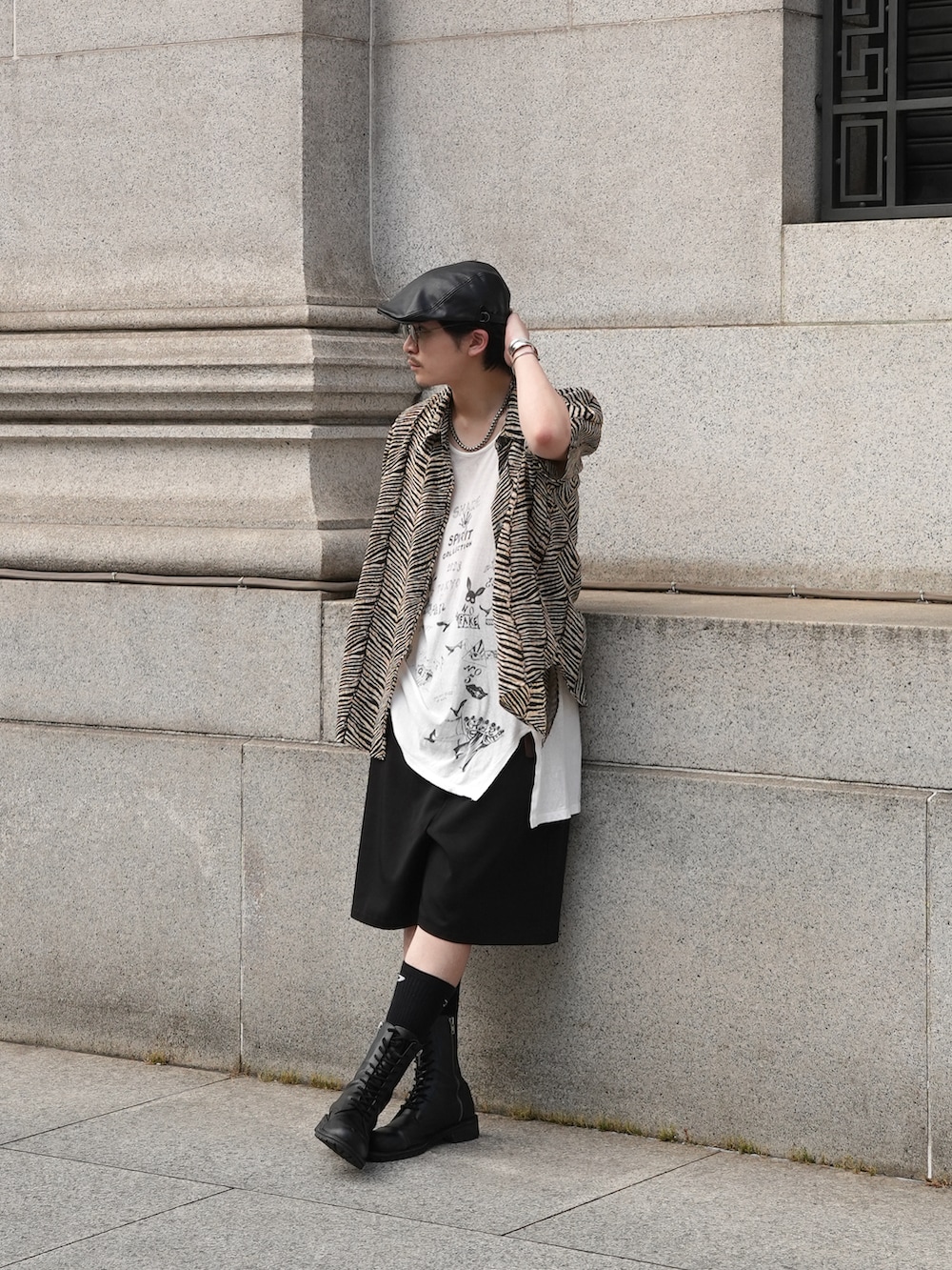 ブラック系のブーツ、ホワイト系のタンクトップ、ブラック系のシャツ/ブラウスを着用したメンズの夏コーディネートの4枚目の写真