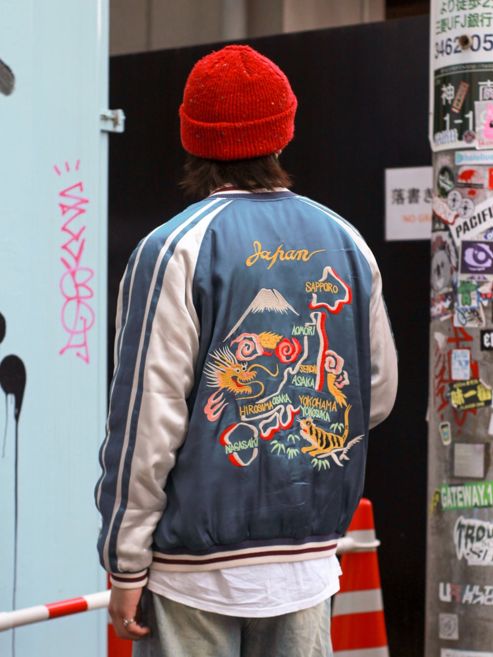 ブルー系のデニムパンツ、ブラウン系のブーツ、ホワイト系のTシャツ/カットソーを着用したメンズの冬コーディネートの4枚目の写真