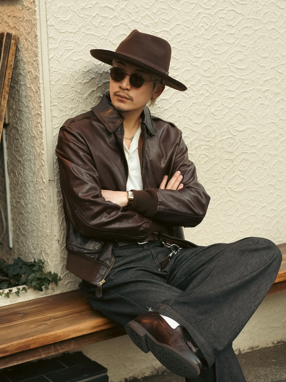 ブラック系のデニムパンツ、ブラウン系のローファー、ブラウン系のライダースジャケットを着用したメンズの春コーディネートの2枚目の写真