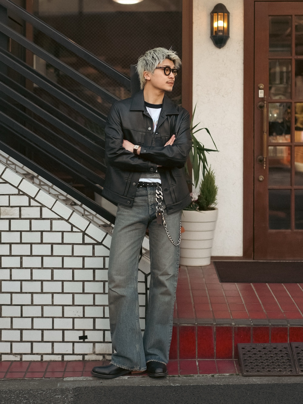 ブルー系のデニムパンツ、ブラック系のブーツ、ホワイト系のTシャツ/カットソーを着用したメンズの冬コーディネートの3枚目の写真