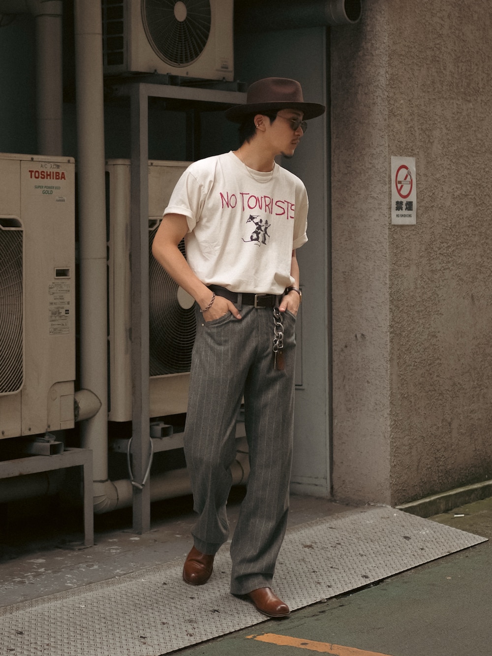 グレー系のその他パンツ、ホワイト系のTシャツ/カットソー、ブラウン系のブーツを着用したメンズの夏コーディネートの5枚目の写真