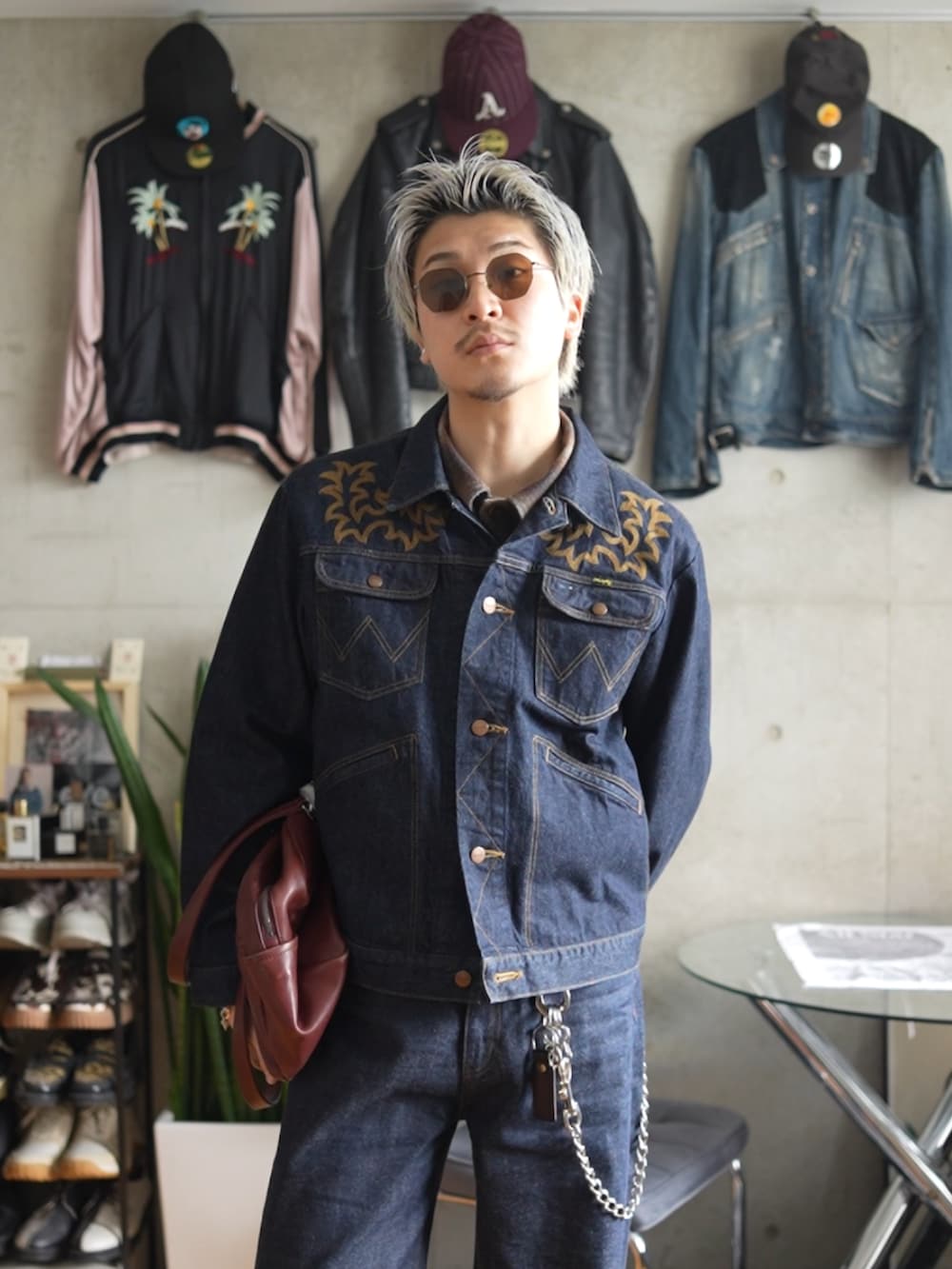 ブラック系のデニムパンツ、ブラウン系のローファー、ブルー系のデニムジャケットを着用したメンズの冬コーディネートの2枚目の写真