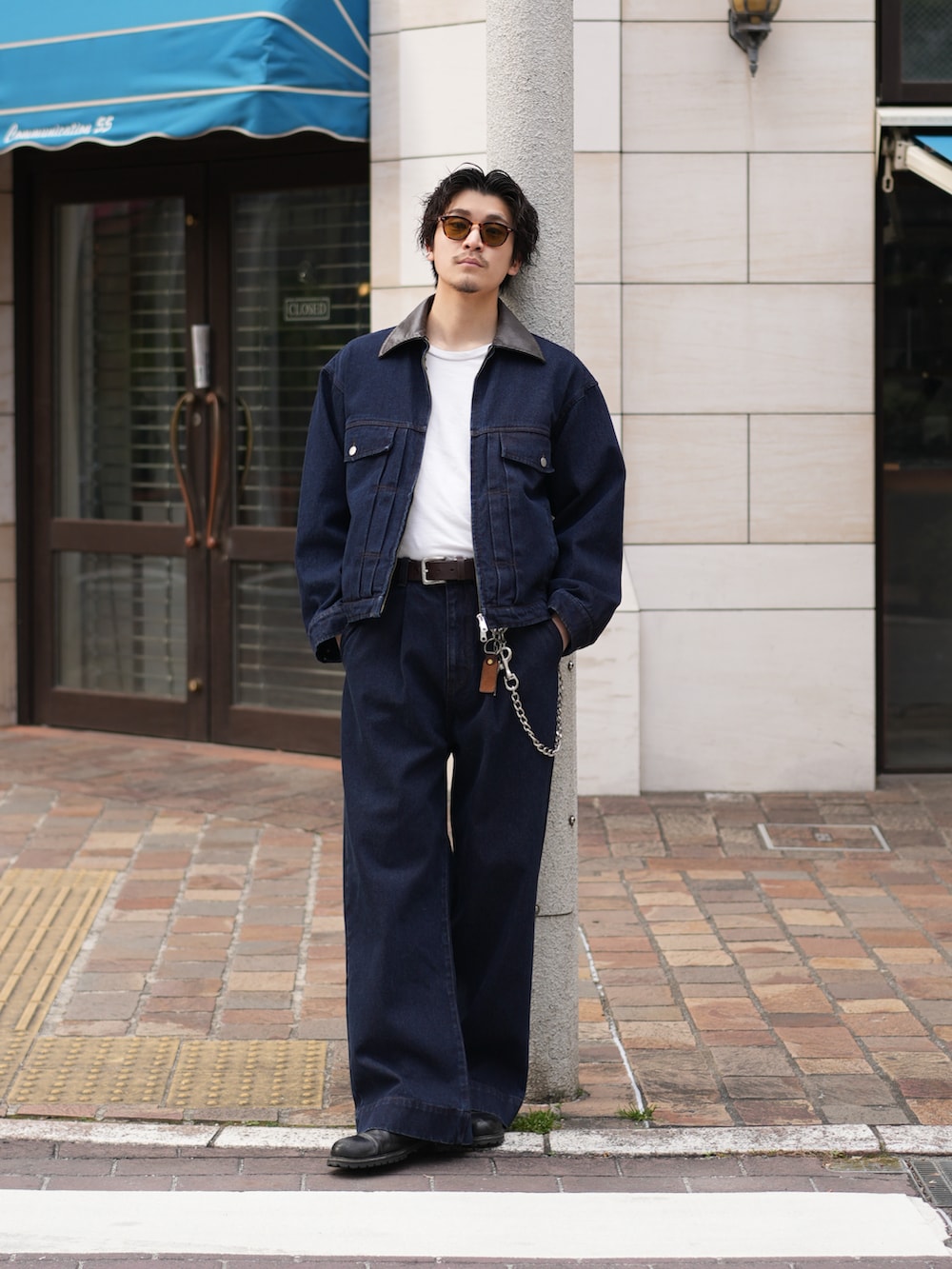 ブラック系のブーツ、ブルー系のデニムジャケット、ブルー系のデニムパンツを着用したメンズの冬コーディネートの4枚目の写真