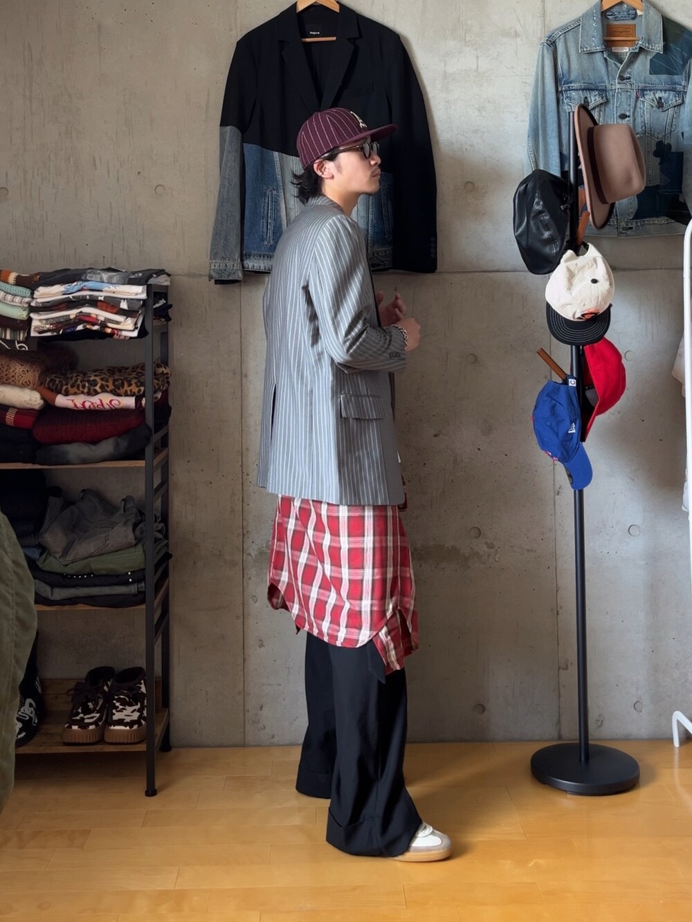 グレー系のテーラードジャケット、ホワイト系のTシャツ/カットソー、ブラック系のその他パンツを着用したメンズの秋コーディネートの2枚目の写真