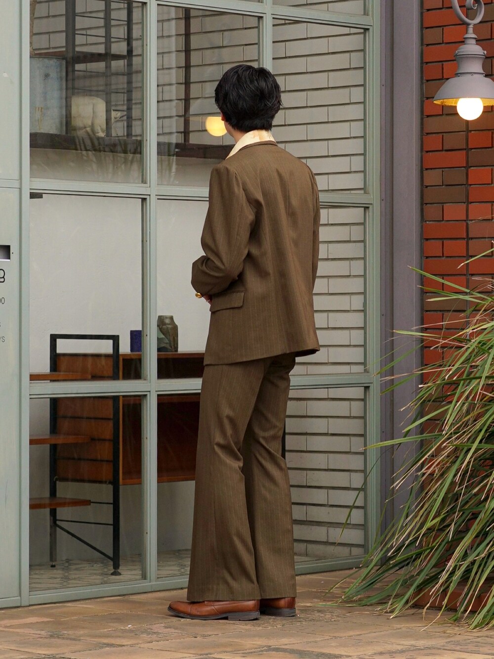 グリーン系のスラックス、グリーン系のテーラードジャケット、イエロー系のシャツ/ブラウスを着用したメンズの春コーディネートの5枚目の写真