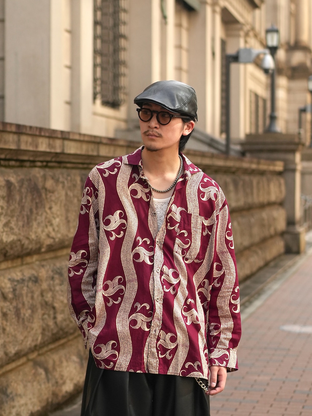 ブラック系のその他パンツ、ブラック系のブーツ、レッド系のシャツ/ブラウスを着用したメンズの夏コーディネートの4枚目の写真