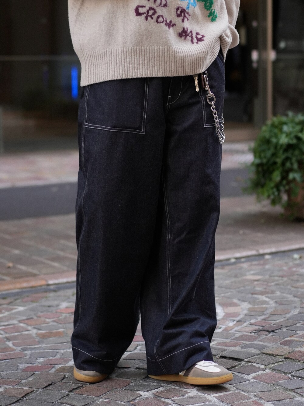 ブルー系のその他パンツ、ホワイト系のスニーカー、その他のニット/セーターを着用したメンズの春コーディネートの4枚目の写真