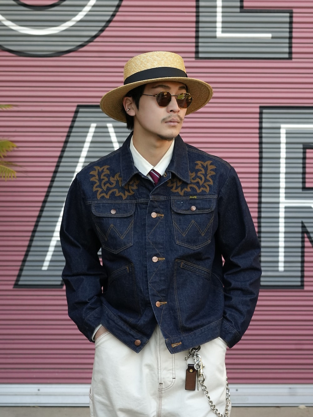 「真冬のあったかスタイル、カンカン帽、サングラス、デニム、ジャケットスタイル、白パンツ、白デニム、古着MIX、アメカジ、休日スタイル、大人カジュアル、シンプルコーデ、レイヤードスタイル、ネクタイ、おでかけコーデ」｜「ReqHatterの麦わら ロングブリム カンカン帽（ハット、ベージュ系）」を使った、Takeru.さん（メンズ・180cm）の冬コーディネートの2枚目の写真