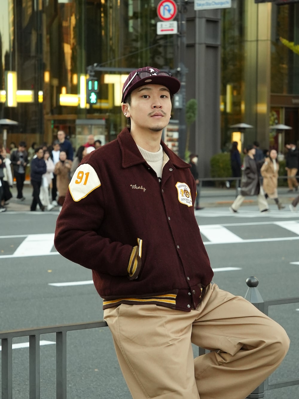 ベージュ系のチノパンツ、レッド系のスタジャン、その他のニット/セーターを着用したメンズの冬コーディネートの2枚目の写真