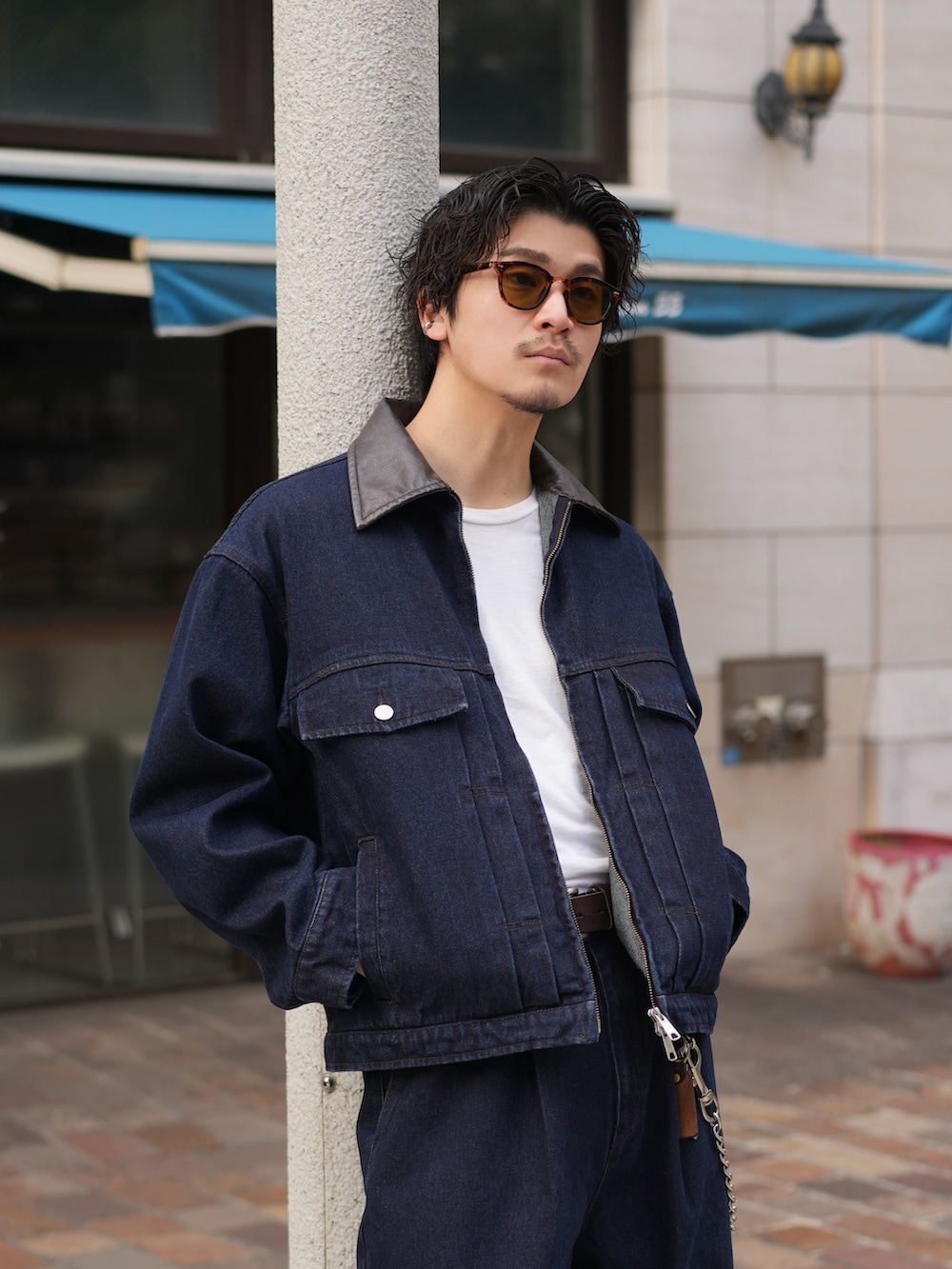 ブラック系のブーツ、ブルー系のデニムジャケット、ブルー系のデニムパンツを着用したメンズの冬コーディネートの2枚目の写真