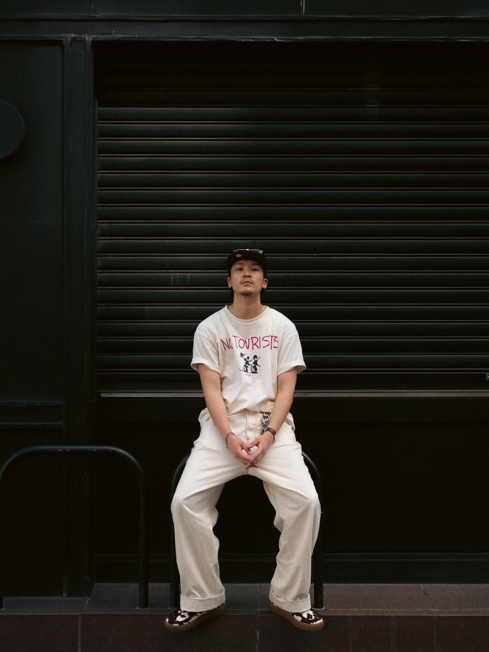 ホワイト系のTシャツ/カットソー、ホワイト系のデニムパンツ、その他のスニーカーを着用したメンズの夏コーディネートの5枚目の写真